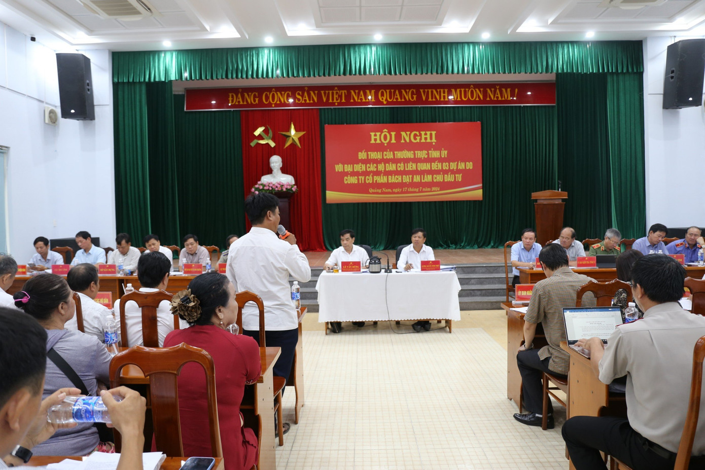 Người dân bức xúc yêu cầu làm rõ trách nhiệm các bên, sớm ra sổ đỏ cho dân.