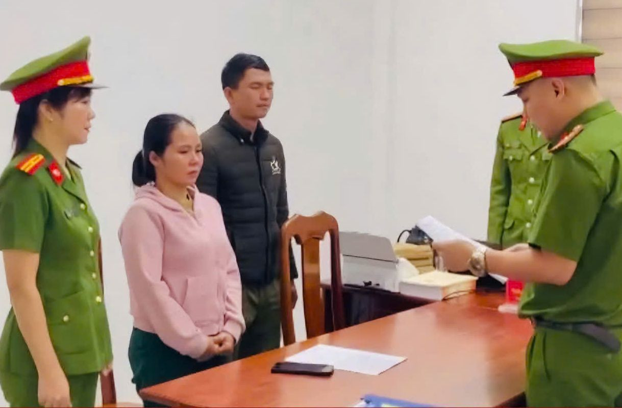 Công an đọc lệnh khởi tố, bắt tạm giam đối với Trần Thị Kim. Ảnh CAQN Công an đọc lệnh khởi tố, bắt tạm giam đối với Trần Thị Kim. Ảnh CAQN