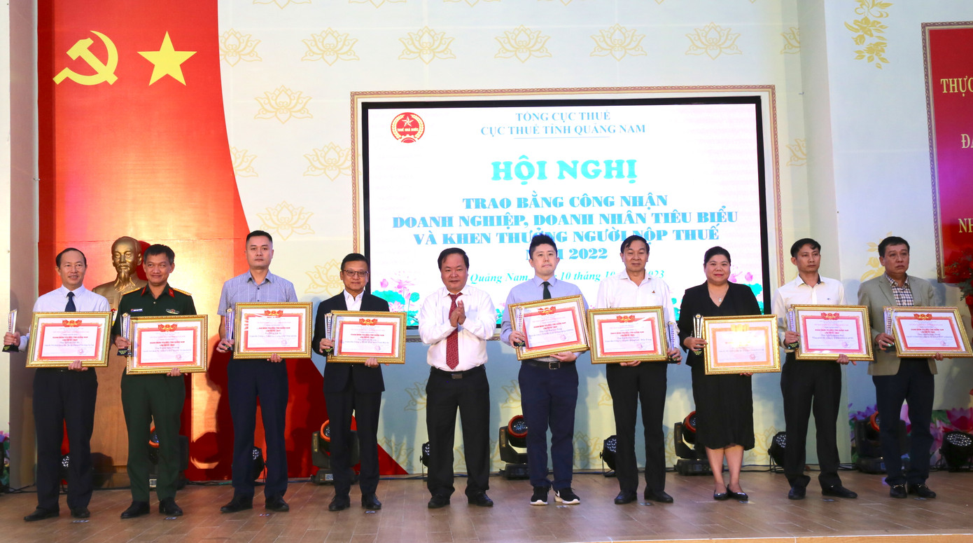 Tuyên dương các doanh nghiệp, doanh nhân tiêu biểu và khen thưởng người nộp thuế. Tuyên dương các doanh nghiệp, doanh nhân tiêu biểu và khen thưởng người nộp thuế.