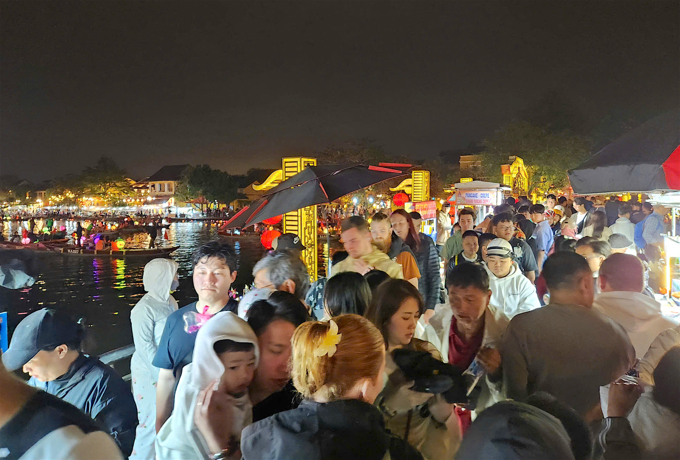 Rất đông du khách đổ về phố cổ Hội An đêm giao thừa. Rất đông du khách đổ về phố cổ Hội An đêm giao thừa.