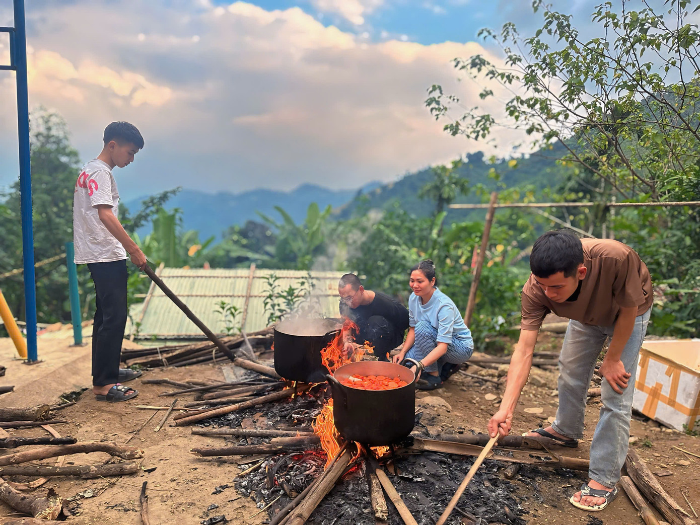 Tự tay vào bếp nấu bữa ăn nhân ái tặng bà con và em nhỏ vùng cao.