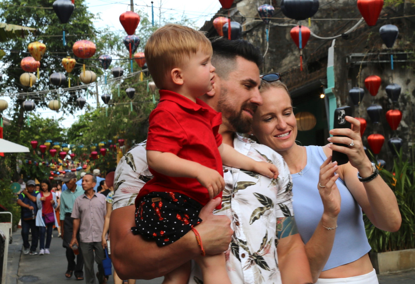 Khách Tây, khách Việt dập dìu trên những tuyến phố cổ Hội An.