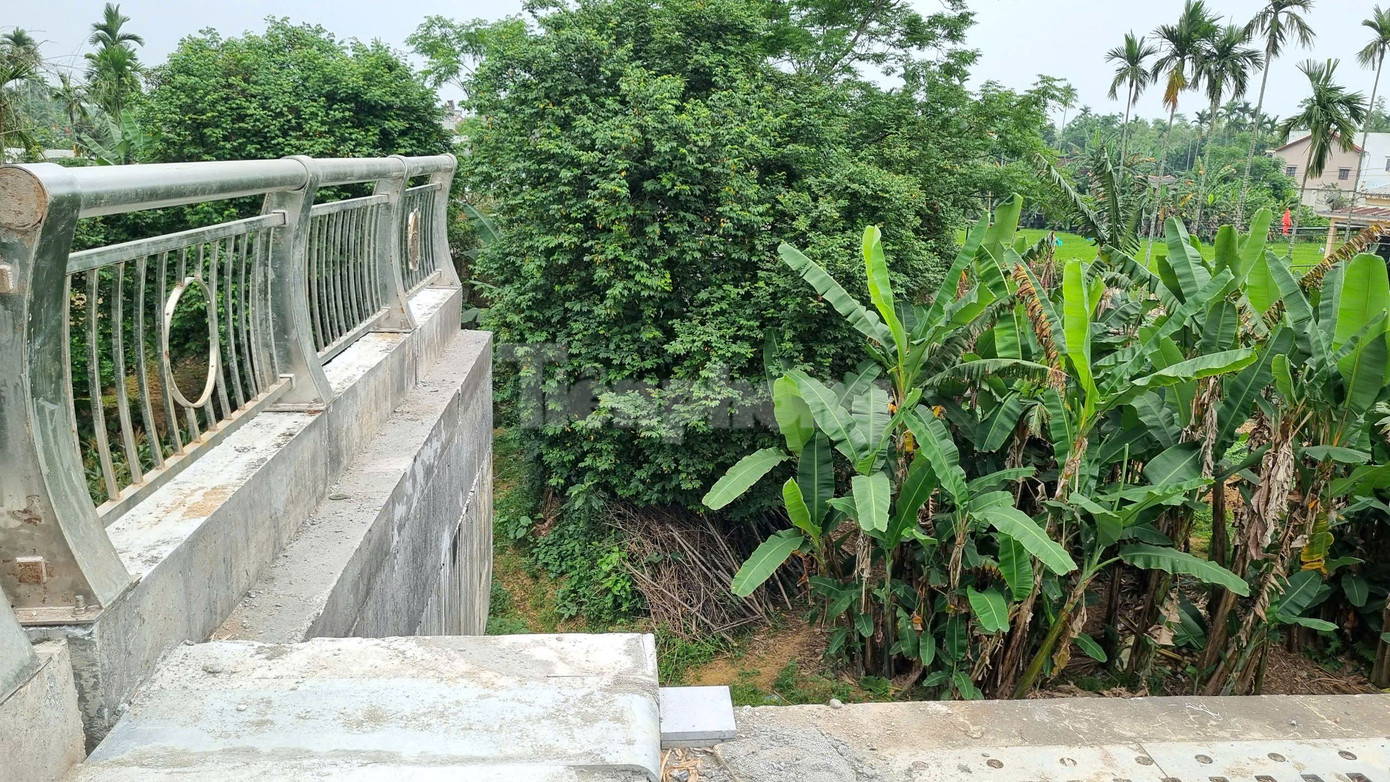 Theo ghi nhận, đến nay dự án cơ bản hoàn thiện, tạo nên hình hài cây cầu nối hai xã Điện An và Điện Minh. Dù vậy, phía đầu cầu xã Điện Minh không có đường dẫn nên công trình này chưa hẹn ngày thông xe đưa vào sử dụng.