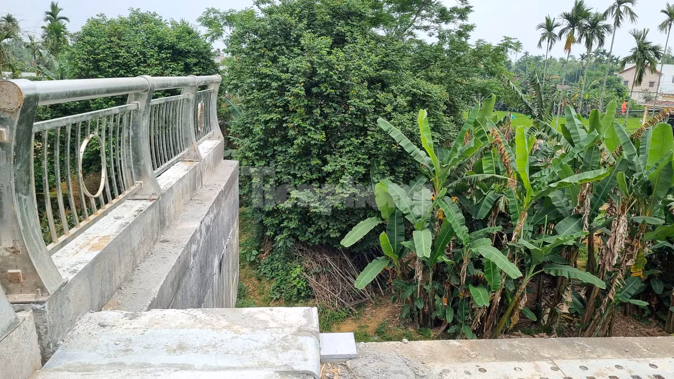 Theo ghi nhận, đến nay dự án cơ bản hoàn thiện, tạo nên hình hài cây cầu nối hai xã Điện An và Điện Minh. Dù vậy, phía đầu cầu xã Điện Minh không có đường dẫn nên công trình này chưa hẹn ngày thông xe đưa vào sử dụng. Theo ghi nhận, đến nay dự án cơ bản hoàn thiện, tạo nên hình hài cây cầu nối hai xã Điện An và Điện Minh. Dù vậy, phía đầu cầu xã Điện Minh không có đường dẫn nên công trình này chưa hẹn ngày thông xe đưa vào sử dụng.
