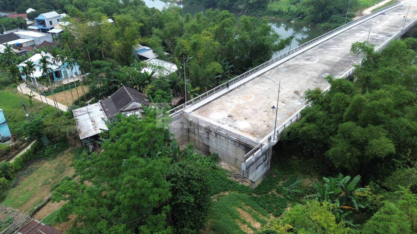 Theo ghi nhận, đến nay dự án cơ bản hoàn thiện, tạo nên hình hài cây cầu nối hai xã Điện An và Điện Minh. Dù vậy, phía đầu cầu xã Điện Minh không có đường dẫn nên công trình này chưa hẹn ngày thông xe đưa vào sử dụng.