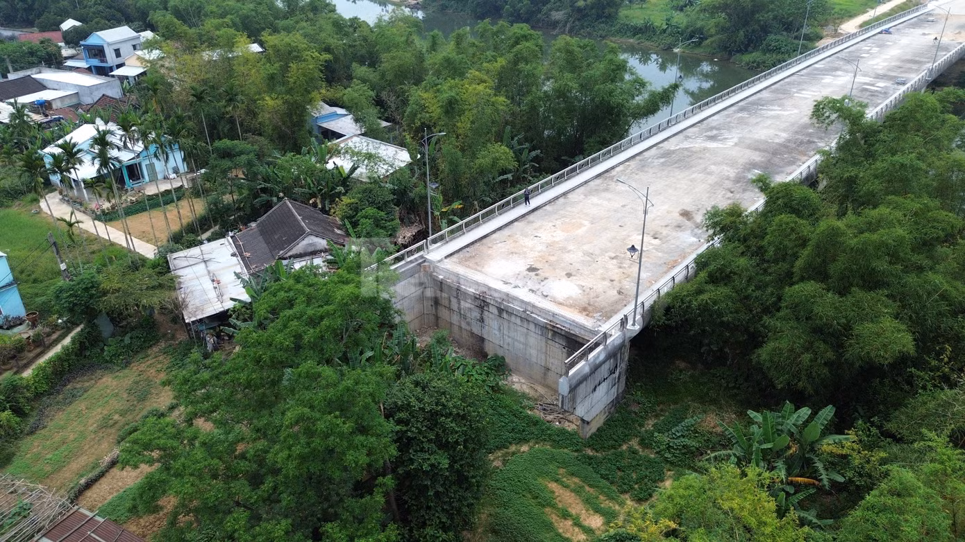 Theo ghi nhận, đến nay dự án cơ bản hoàn thiện, tạo nên hình hài cây cầu nối hai xã Điện An và Điện Minh. Dù vậy, phía đầu cầu xã Điện Minh không có đường dẫn nên công trình này chưa hẹn ngày thông xe đưa vào sử dụng. Theo ghi nhận, đến nay dự án cơ bản hoàn thiện, tạo nên hình hài cây cầu nối hai xã Điện An và Điện Minh. Dù vậy, phía đầu cầu xã Điện Minh không có đường dẫn nên công trình này chưa hẹn ngày thông xe đưa vào sử dụng.