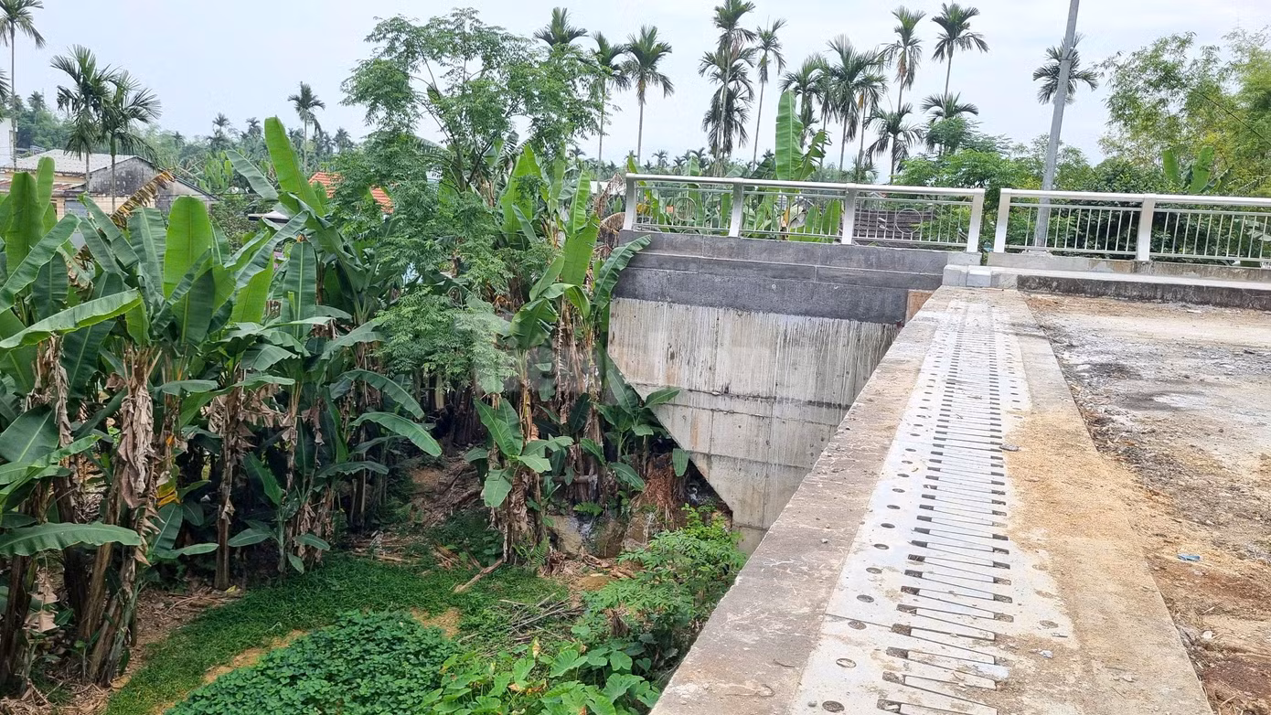 Theo ghi nhận, đến nay dự án cơ bản hoàn thiện, tạo nên hình hài cây cầu nối hai xã Điện An và Điện Minh. Dù vậy, phía đầu cầu xã Điện Minh không có đường dẫn nên công trình này chưa hẹn ngày thông xe đưa vào sử dụng. Theo ghi nhận, đến nay dự án cơ bản hoàn thiện, tạo nên hình hài cây cầu nối hai xã Điện An và Điện Minh. Dù vậy, phía đầu cầu xã Điện Minh không có đường dẫn nên công trình này chưa hẹn ngày thông xe đưa vào sử dụng.