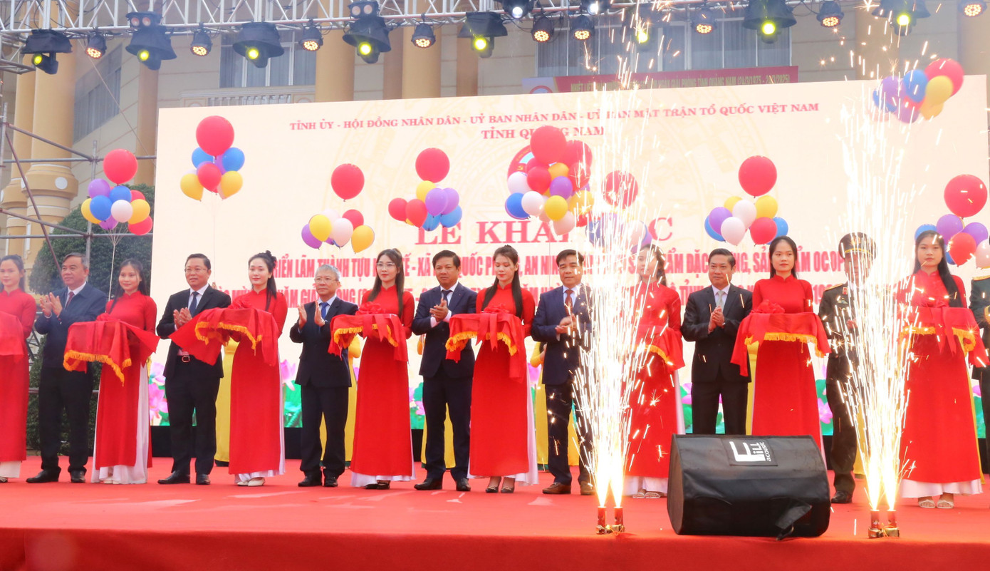 Lãnh đạo tỉnh Quảng Nam cắt băng khai mạc triển lãm.