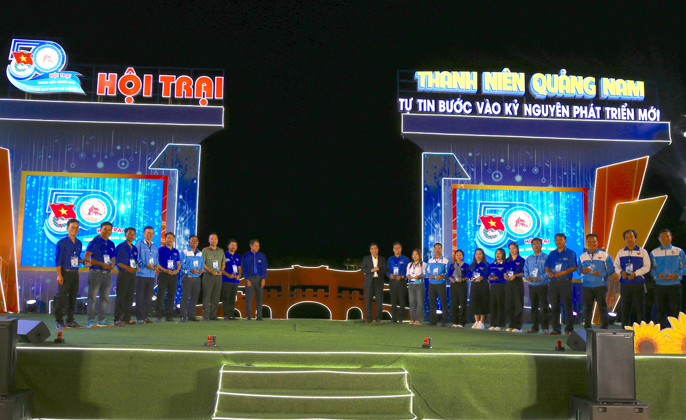 Chủ tịch UBND tỉnh Quảng Nam trao biểu trưng lưu niệm cho đại diện các đơn vị tham gia hội trại. Chủ tịch UBND tỉnh Quảng Nam trao biểu trưng lưu niệm cho đại diện các đơn vị tham gia hội trại.