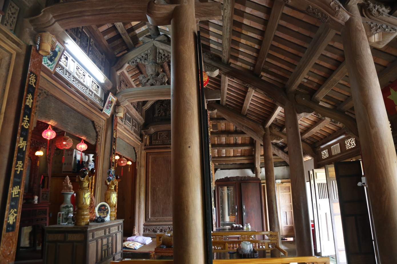 Ngôi nhà có kiến trúc nhà rường Quảng Nam với 3 gian 2 chái, 8 cây cột nhất gỗ mít ròng, 16 cây cột nhì, 12 cây cột chái và kèo, xuyên, trính, đầu hồi... chạm trổ công phu.