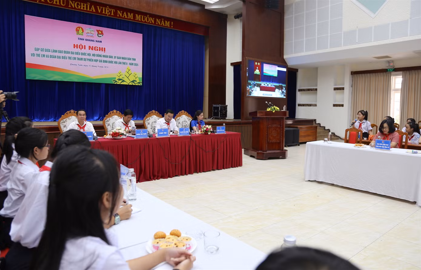 Hội nghị gặp gỡ giữa lãnh đạo đoàn đại biểu Quốc hội, HĐND, UBND tỉnh với trẻ em và đoàn đại biểu trẻ em tham dự phiên họp giả định Quốc hội lần thứ II năm 2024. Ảnh: Hoài Văn