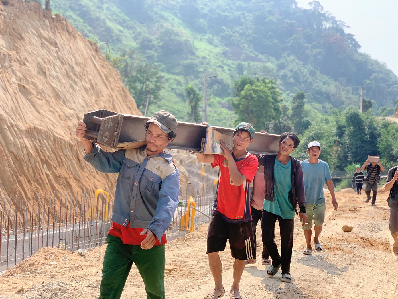 Nhìn các bạn trẻ áo đẫm mồ hôi mang vác triển khai dự án thiện nguyện, bà con dân làng cũng vượt cả chục cây số đường núi, phăng phăng cõng vật liệu, bắt tay cùng làm.