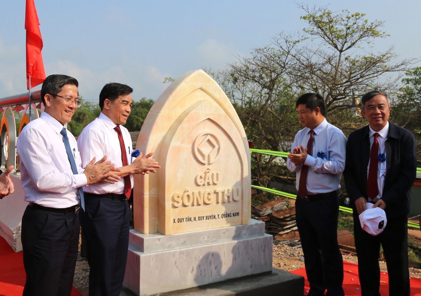 Lãnh đạo tỉnh Quảng Nam thực hiện nghi thức thông xe kỹ thuật cầu Sông Thu, cầu An Bình và tuyên dương cá nhân, tập thể có đóng góp lớn trong triển khai dự án. Lãnh đạo tỉnh Quảng Nam thực hiện nghi thức thông xe kỹ thuật cầu Sông Thu, cầu An Bình và tuyên dương cá nhân, tập thể có đóng góp lớn trong triển khai dự án.