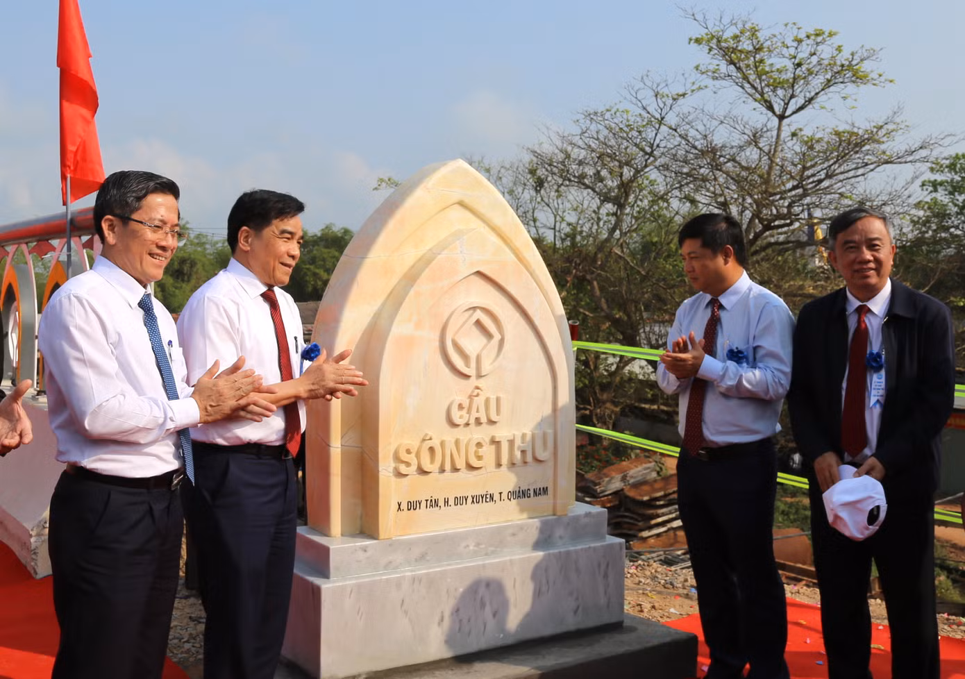 Lãnh đạo tỉnh Quảng Nam thực hiện nghi thức thông xe kỹ thuật cầu Sông Thu, cầu An Bình và tuyên dương cá nhân, tập thể có đóng góp lớn trong triển khai dự án.