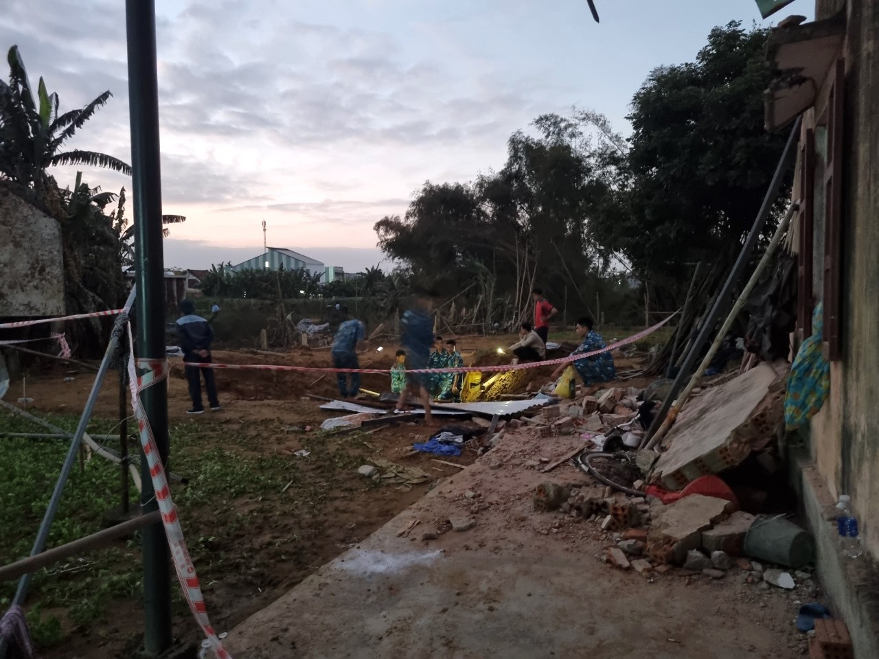 Lực lượng đã có mặt làm việc và sửa chữa nhà cho người dân bị ảnh hưởng bởi sự cố máy bay rơi.