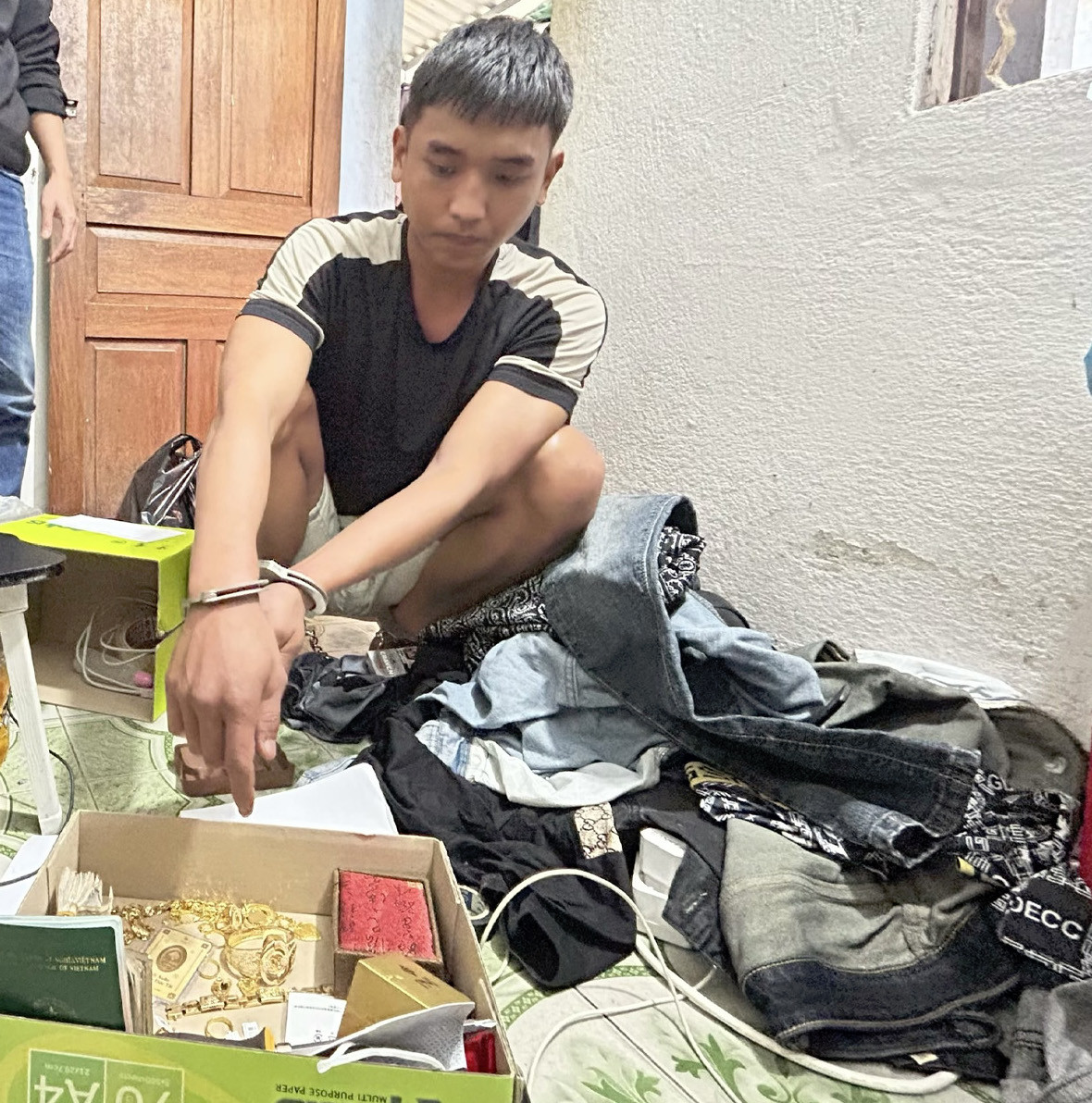 Đối tượng Huỳnh Thanh Hùng cùng tang vật. Ảnh CA