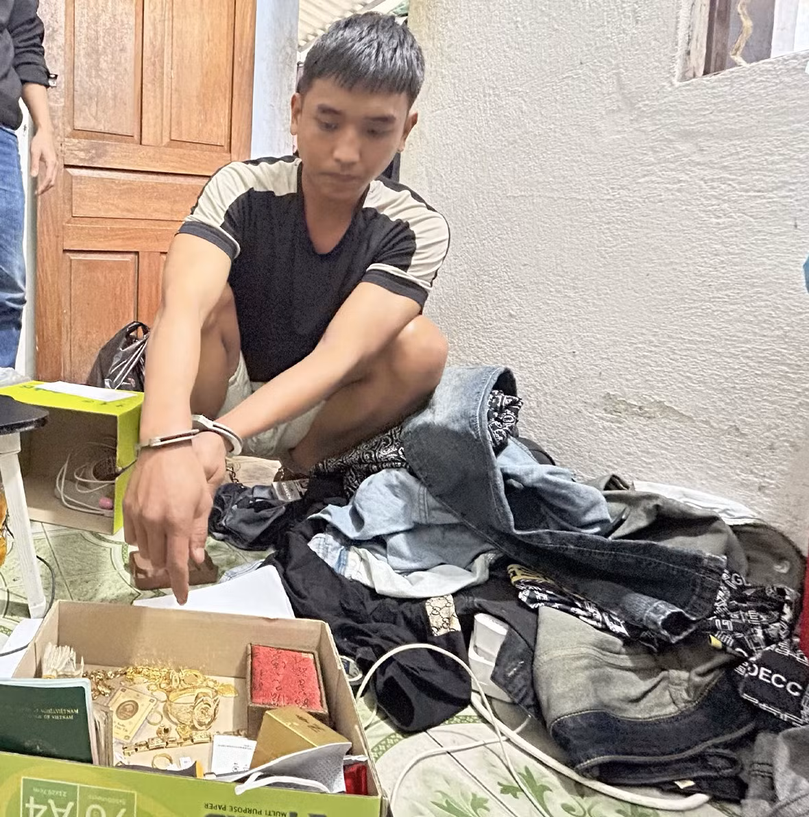 Đối tượng Huỳnh Thanh Hùng cùng tang vật. Ảnh CA