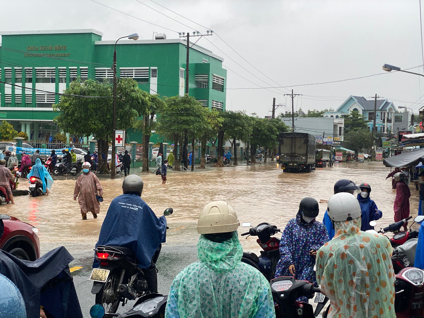 Phía trước Bệnh viện Đa khoa khu vực miền núi phía Bắc tỉnh Quảng Nam (đường Quang Trung, huyện Đại Lộc) có đoạn ngập sâu hơn một mét, người dân và đội ngũ y bác sĩ gặp nhiều vất vả trong việc đến khám chữa bệnh và đi làm.
