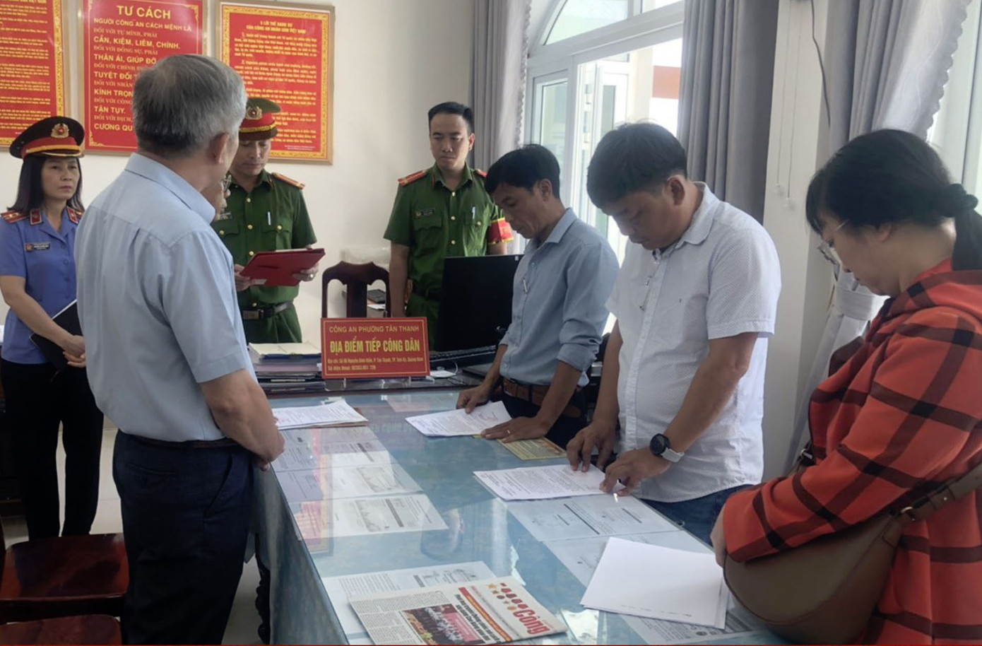 Công an bắt tạm giam 5 đối tượng về tội "Đưa hối lộ”; “Nhận hối lộ”; “Vi phạm quy định về đấu thầu gây hậu quả nghiêm trọng”. Ảnh CAQN Công an bắt tạm giam 5 đối tượng về tội "Đưa hối lộ”; “Nhận hối lộ”; “Vi phạm quy định về đấu thầu gây hậu quả nghiêm trọng”. Ảnh CAQN