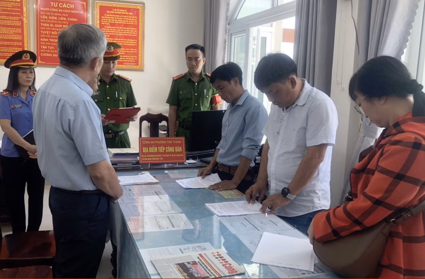 Công an bắt tạm giam 5 đối tượng về tội "Đưa hối lộ”; “Nhận hối lộ”; “Vi phạm quy định về đấu thầu gây hậu quả nghiêm trọng”. Ảnh CAQN
