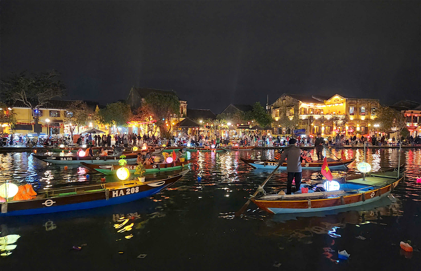 Sông Hoài lung linh đêm giao thừa, du khách đi ghe ngắm phố cổ Sông Hoài lung linh đêm giao thừa, du khách đi ghe ngắm phố cổ