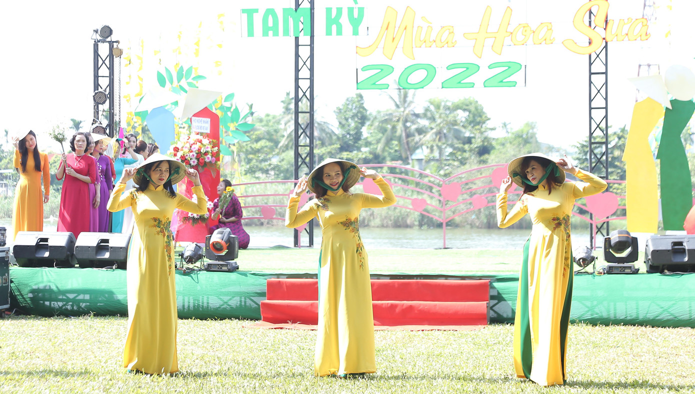 Duyên dáng bên tà áo dài tại lễ hội.