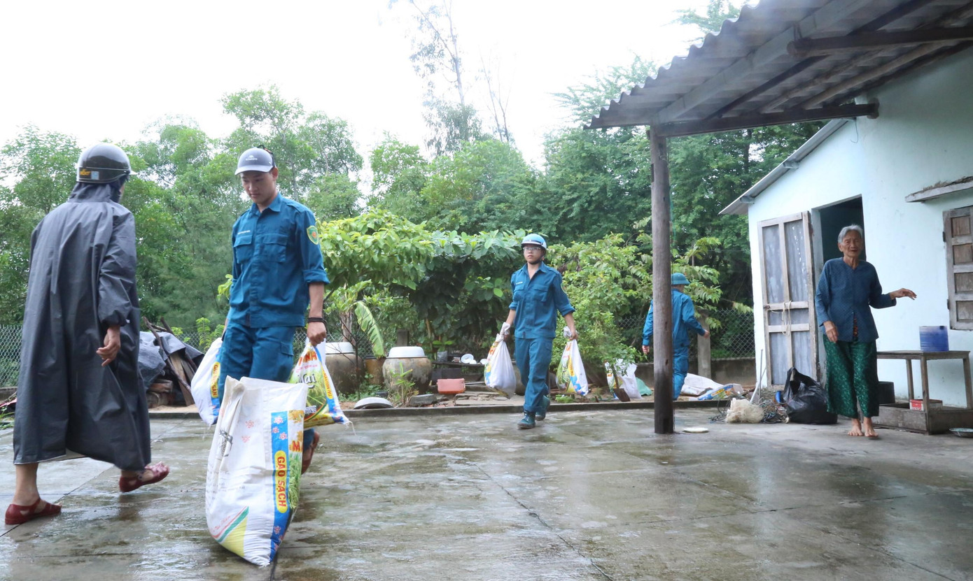 Những nhà dân ở vùng nguy hiểm được vận động thu dọn đồ đạc để đến nơi an toàn.