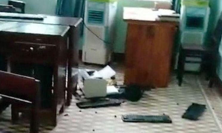 Công an đang vào cuộc làm rõ động cơ của nhóm thiếu niên khi đập phá nhiều đồ đạc trong Trường Tiểu học Phan Ngọc Nhân. Công an đang vào cuộc làm rõ động cơ của nhóm thiếu niên khi đập phá nhiều đồ đạc trong Trường Tiểu học Phan Ngọc Nhân.