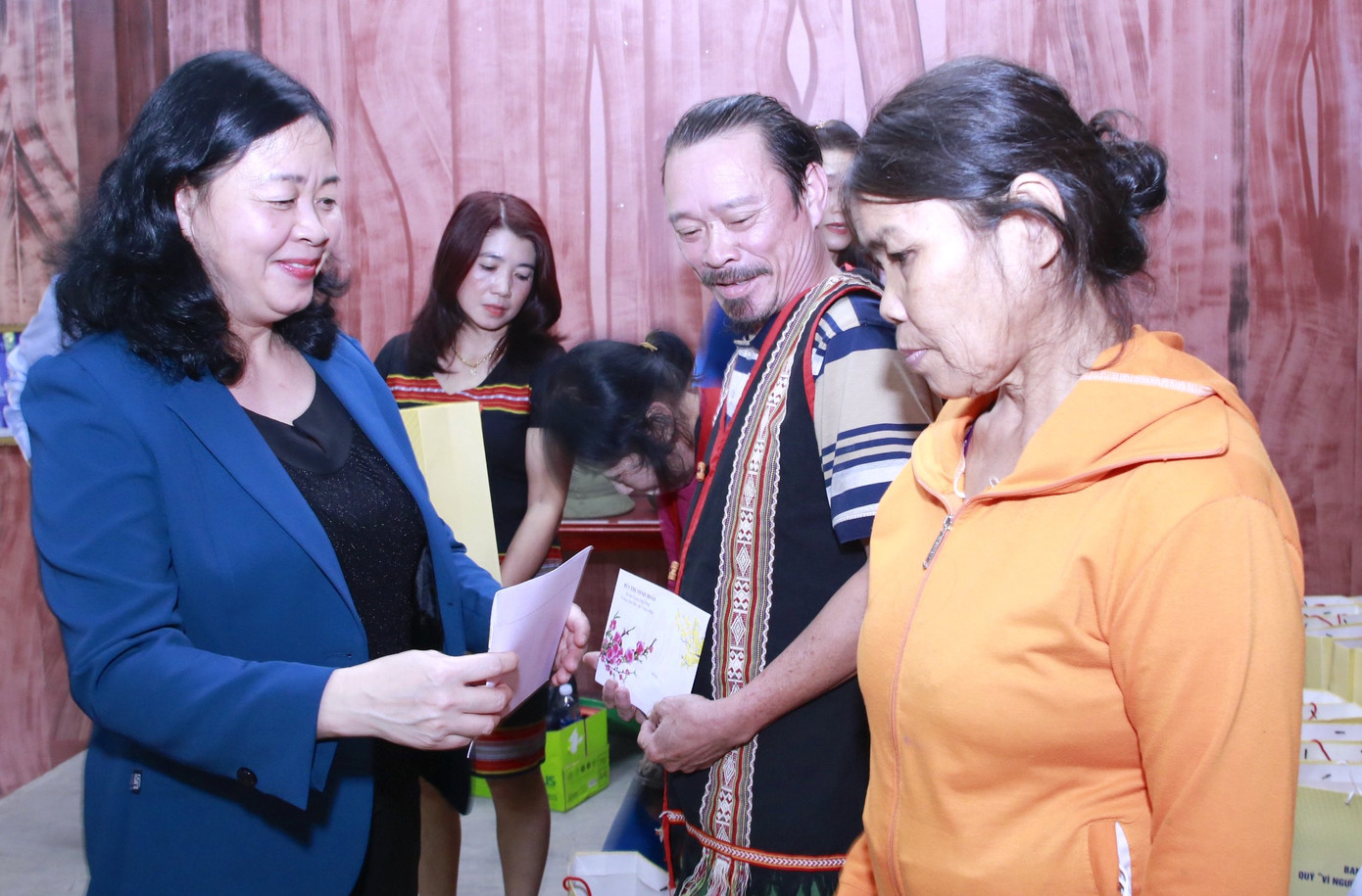 Những phần quà Tết cùng lời chúc ý nghĩa được đoàn công tác gửi đến công nhân, người nghèo Quảng Nam nhân dịp Tết Nguyên đán.