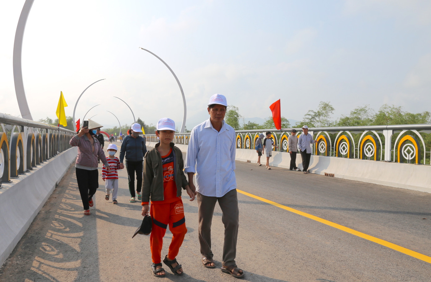 Người dân phấn khởi, chụp hình lưu niệm tại buổi lễ thông xe. Người dân phấn khởi, chụp hình lưu niệm tại buổi lễ thông xe.