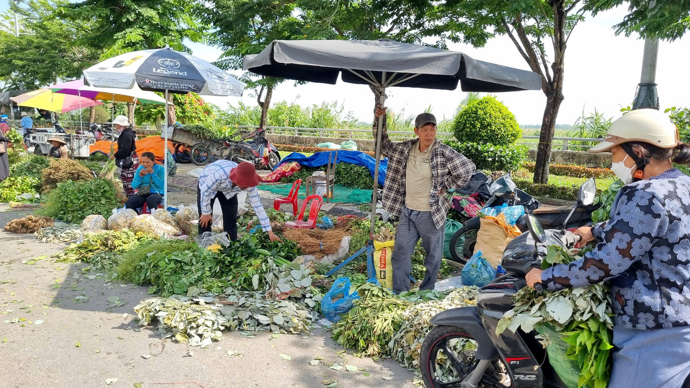 Theo quan niệm của người dân địa phương, vào đúng 12 giờ trưa ngày 5/5 âm lịch, người ta lấy nhiều loại lá rừng chặt nhỏ phơi khô làm nước uống.
