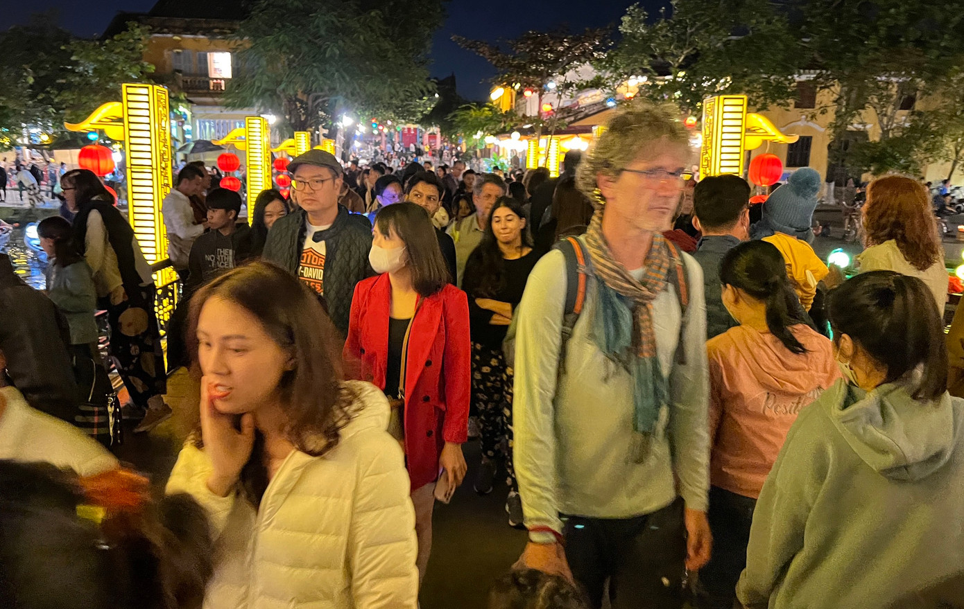 Du khách đổ về Hội An đón chào năm mới 2023. Ảnh Hoài Văn. Du khách đổ về Hội An đón chào năm mới 2023. Ảnh Hoài Văn.