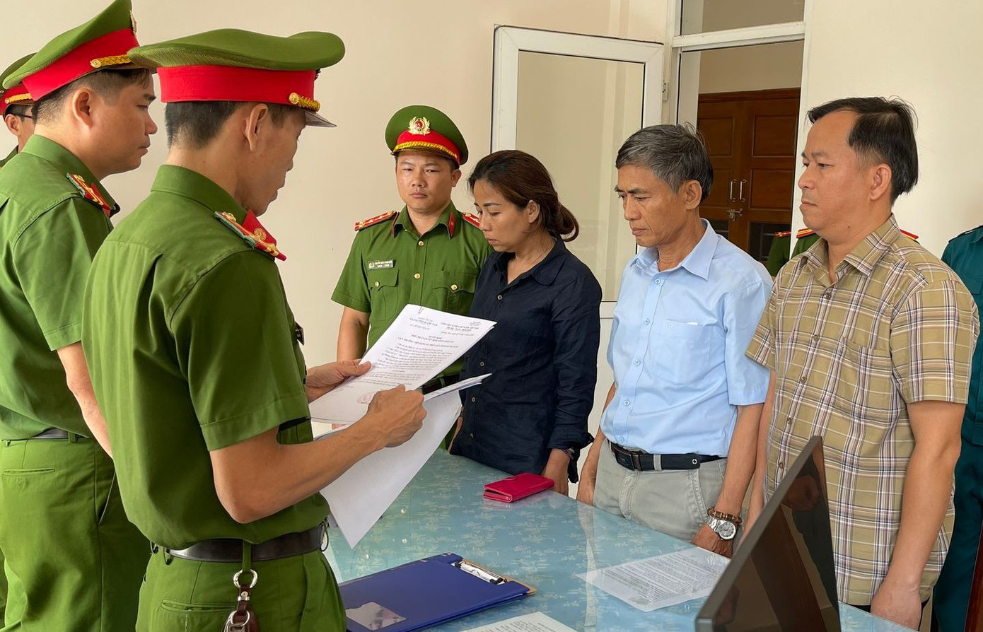 Công an đọc lệnh bắt tạm giam đối với 3 bị can nguyên là Trưởng phòng GD&ĐT ở Quảng Nam. Ảnh CA Công an đọc lệnh bắt tạm giam đối với 3 bị can nguyên là Trưởng phòng GD&ĐT ở Quảng Nam. Ảnh CA