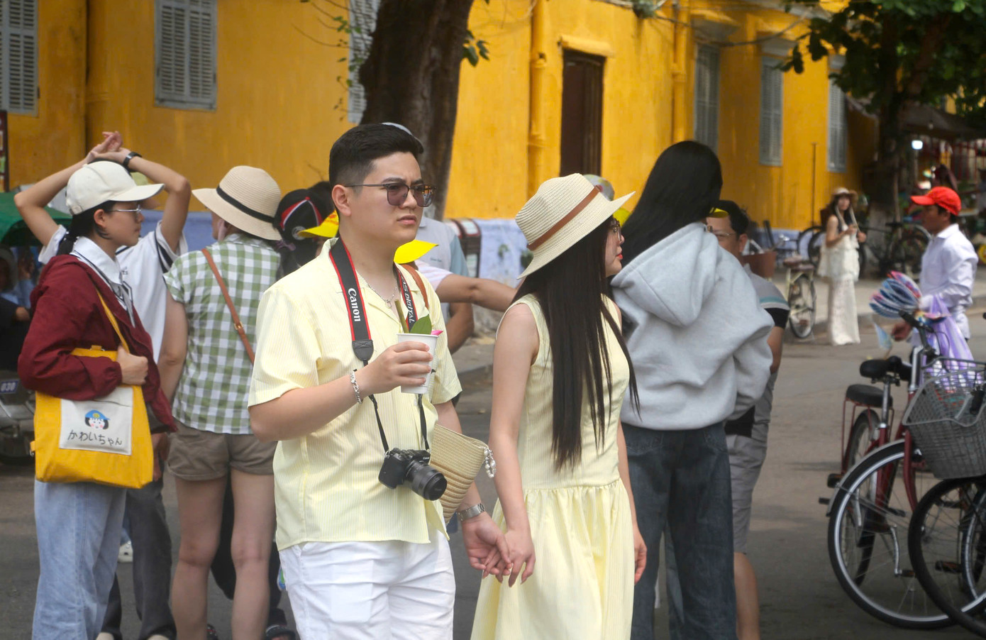 Nhiều cặp đôi nắm tay nhau cùng sánh bước trên các tuyến phố Trần Phú, Bạch Đằng, Phan Chu Trinh… và cùng lưu lại những khoảnh khắc đáng nhớ của kỳ nghỉ lễ. Các điểm tham quan nổi tiếng như Chùa Cầu, cầu An Hội cũng hút khách. Quán cà phê lân cận điểm tham quan chật cứng khách dừng chân thưởng thức. Nhiều cặp đôi nắm tay nhau cùng sánh bước trên các tuyến phố Trần Phú, Bạch Đằng, Phan Chu Trinh… và cùng lưu lại những khoảnh khắc đáng nhớ của kỳ nghỉ lễ. Các điểm tham quan nổi tiếng như Chùa Cầu, cầu An Hội cũng hút khách. Quán cà phê lân cận điểm tham quan chật cứng khách dừng chân thưởng thức.