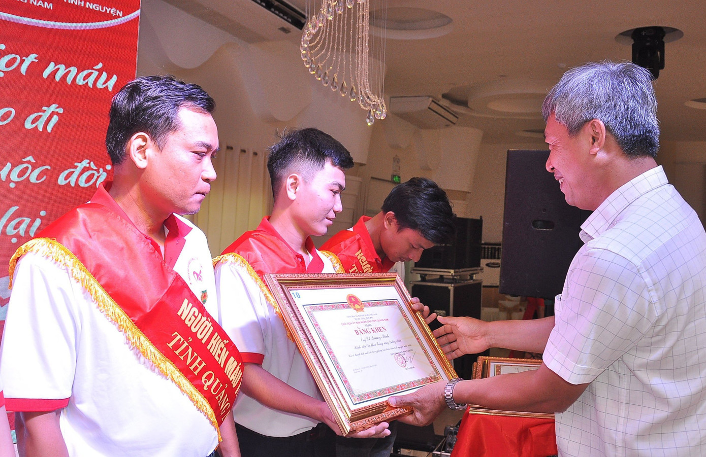 Phó Chủ tịch UBND tỉnh Quảng Nam Hồ Quang Bửu trao Bằng khen cho các cá nhân, gia đình tiêu biểu trong hoạt động hiến máu tình nguyện. Phó Chủ tịch UBND tỉnh Quảng Nam Hồ Quang Bửu trao Bằng khen cho các cá nhân, gia đình tiêu biểu trong hoạt động hiến máu tình nguyện.