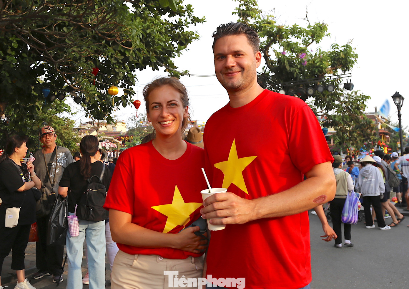 Cặp đôi du khách đến từ Thụy Sỹ diện áo đôi cờ đỏ sao vàng Việt Nam khi đến tham quan dịp lễ đặc biệt. Ảnh: Hoài Văn