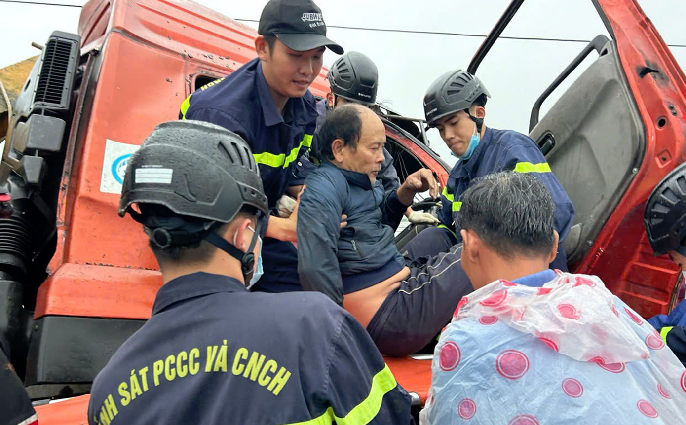 Lực lượng chức năng tỉnh Quảng Nam kịp thời có mặt tại hiện trường giải cứu tài xế xe đầu kéo gặp nạn. Ảnh CA