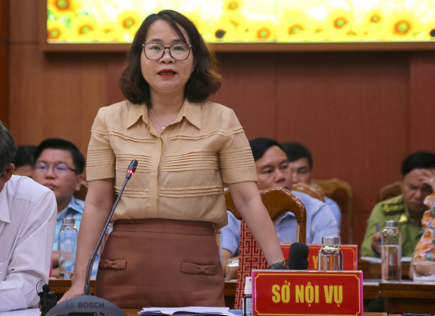 Bà Trần Thị Kim Hoa - Giám đốc Sở Nội vụ tỉnh Quảng Nam - trả lời câu hỏi của báo chí. Bà Trần Thị Kim Hoa - Giám đốc Sở Nội vụ tỉnh Quảng Nam - trả lời câu hỏi của báo chí.