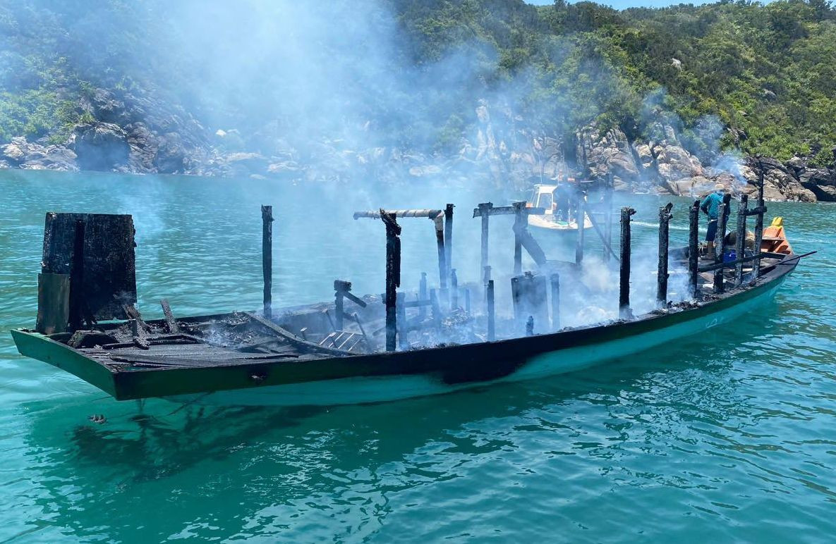 Chiếc ghe bị cháy rụi, 3 cán bộ bị bỏng được đưa đi cấp cứu.