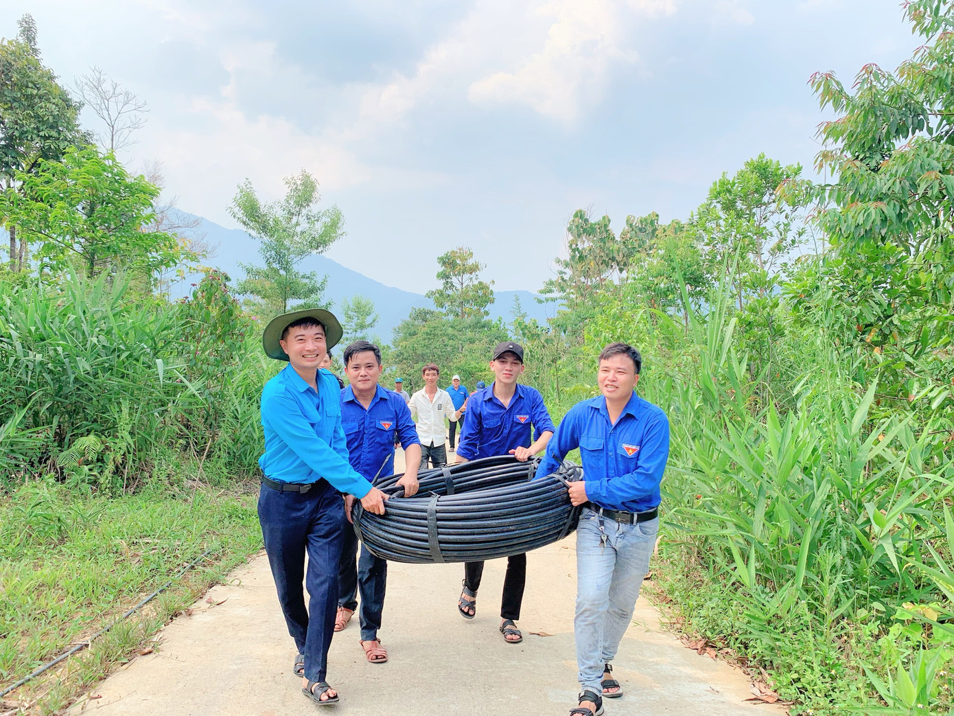 Nỗ lực, sẻ chia khó khăn với cô trò, người dân ở nóc thiếu điện, thiếu nước. Nỗ lực, sẻ chia khó khăn với cô trò, người dân ở nóc thiếu điện, thiếu nước.