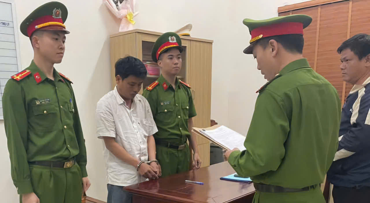 Công an thi hành lệnh bắt khẩn cấp đối tượng Đặng Thiều Bảo. Ảnh CA