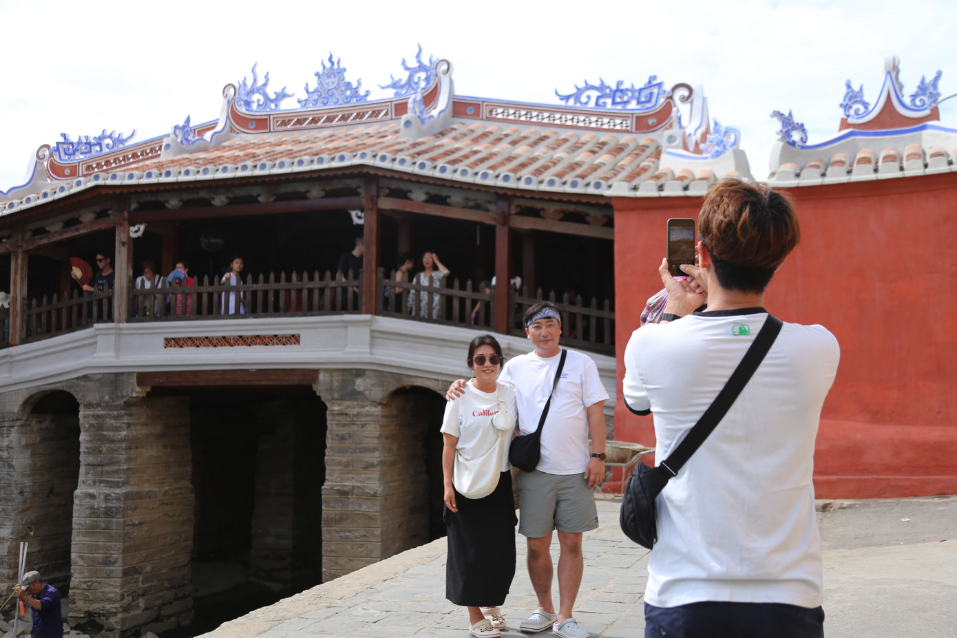 Du khách ghi lại khoảnh khắc hình ảnh Chùa Cầu trong diện mạo mới.