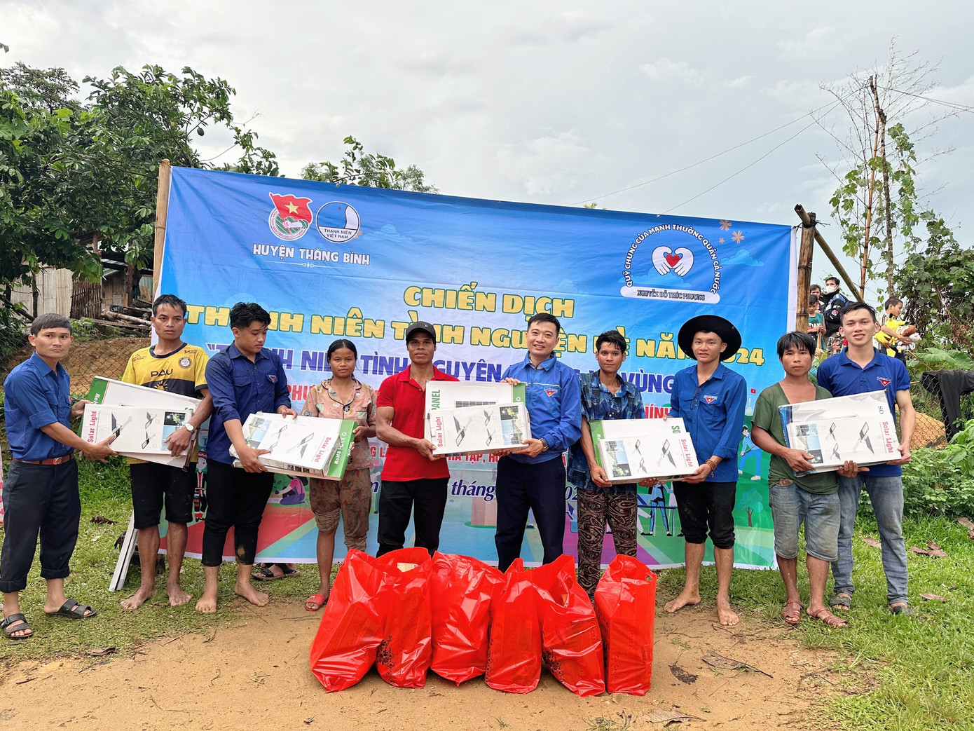 Ngoài làm cầu dân sinh, đoàn cũng trao tặng các phần quà cho bà con và các em nhỏ, nấu những bữa ăn thiện nguyện. Hơn 500 suất bún chả cá được chính tay đầu bếp áo xanh nấu tặng đãi bà con.