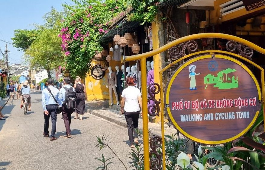 Phố đi bộ và xe không động cơ ở Hội An.