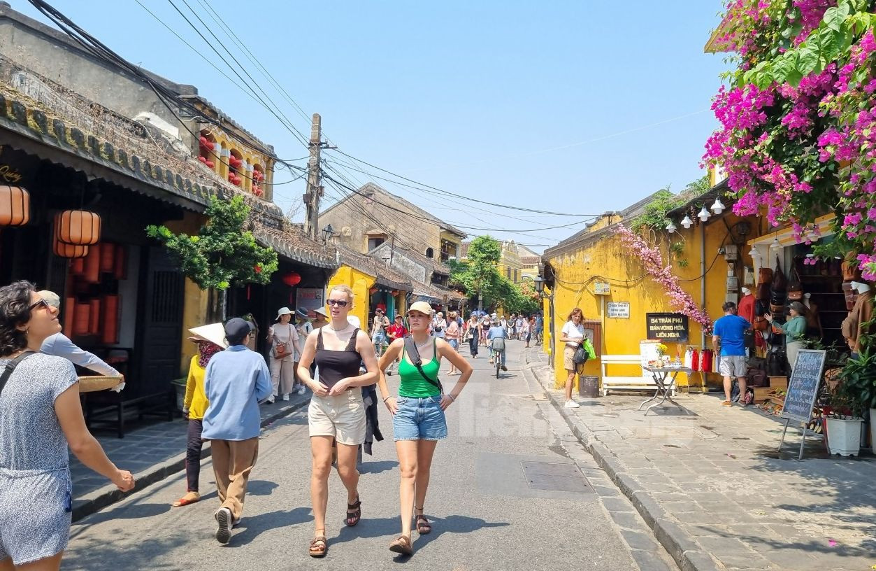 Du khách tham quan phố cổ Hội An. (Ảnh: Hoài Văn)