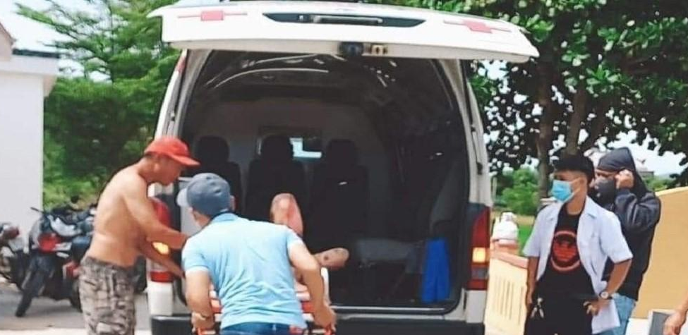 Ông H. bị bỏng 60% được người dân đưa đến bệnh viện cấp cứu.