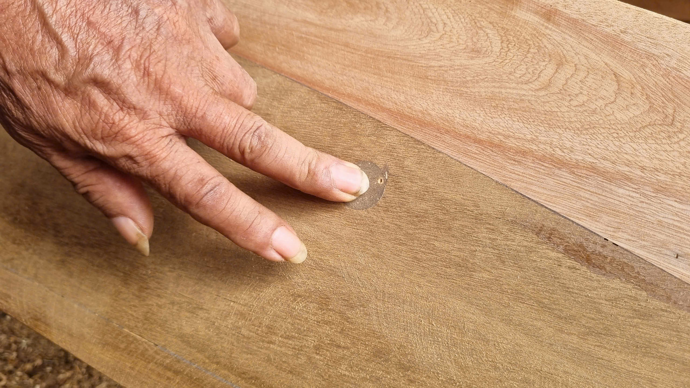 Gỗ phải là gỗ kiền kiền, được chọn lọc nguyên khối, không mắt sẹo mới đảm bảo. Gỗ phải là gỗ kiền kiền, được chọn lọc nguyên khối, không mắt sẹo mới đảm bảo.