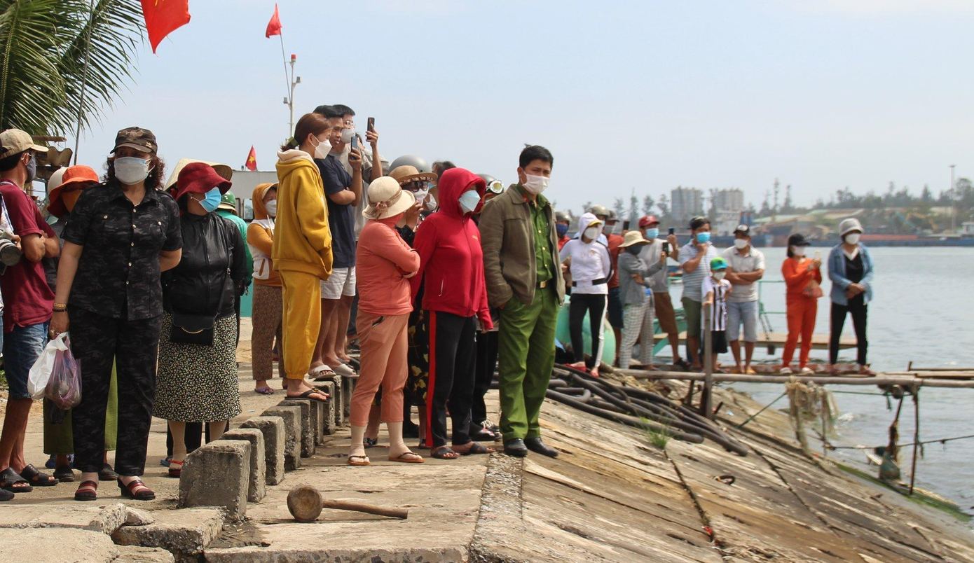 Người dân xã đảo Tam Hải bàng hoàng trước sự việc bé gái bị cha ném xuống sông.