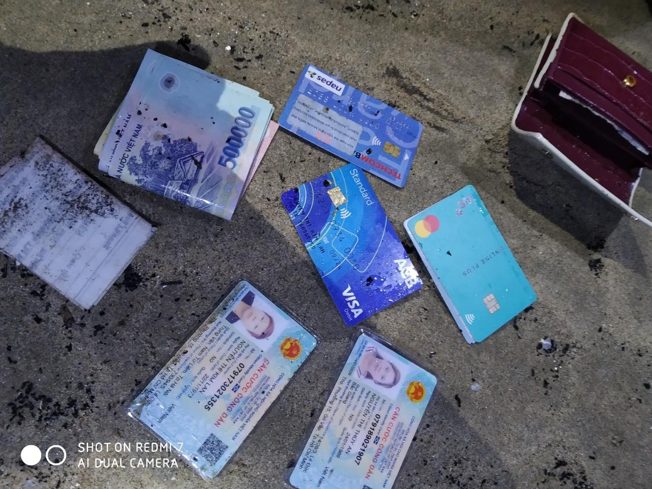 Trong quá trình tìm kiếm, lực lượng cũng phát hiện một chiếc ví đựng tiền và một số giấy tờ của nạn nhân vụ lật ca nô. Trong quá trình tìm kiếm, lực lượng cũng phát hiện một chiếc ví đựng tiền và một số giấy tờ của nạn nhân vụ lật ca nô.