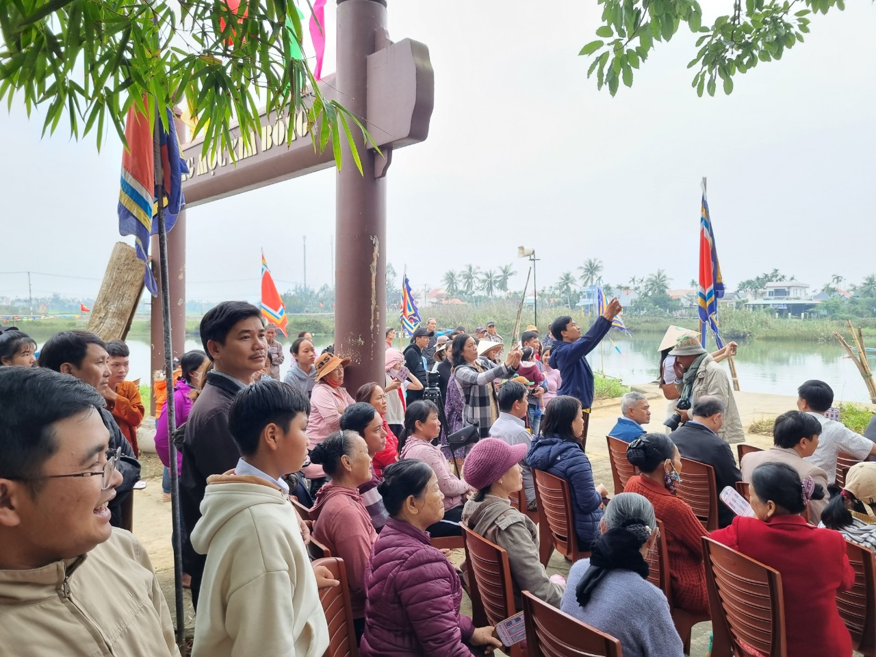 Bà Đỗ Thị Bích Thủy, Phó chủ tịch UBND xã Cẩm Kim cho hay, thể lệ thường niên cứ đến ngày 12 tháng giêng, nhân dân xã Cẩm Kim lại tập trung, tề tựu tổ chức lễ giỗ tổ nghề truyền thống Kim Bồng (lễ lệ xuân) nhằm tưởng nhớ tri ân các bậc tiền bối đã có công lao khai thiên lập địa dựng làng, lập nghề, để lại một làng nghề có bề dày lịch sử.